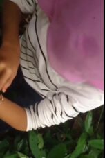 Ukhti dipaksa sepong kontol ayang di hutan